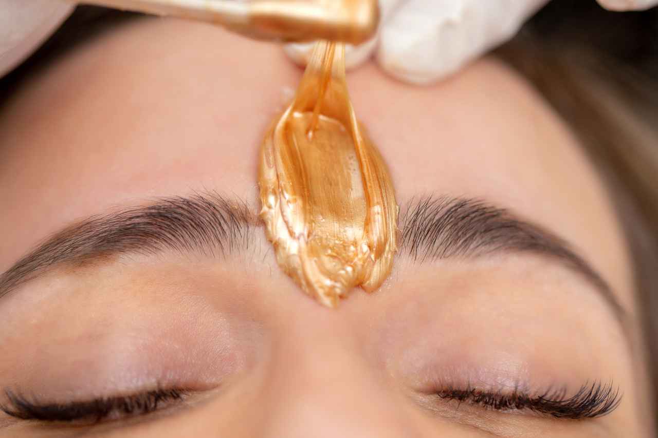Ceretta sopracciglia con cera dorata