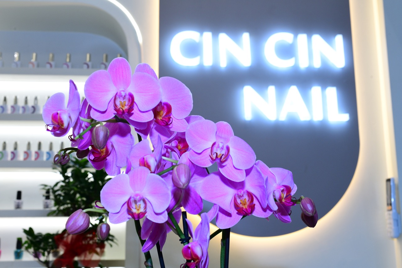 Fiori e insegna led Cin cin Nail