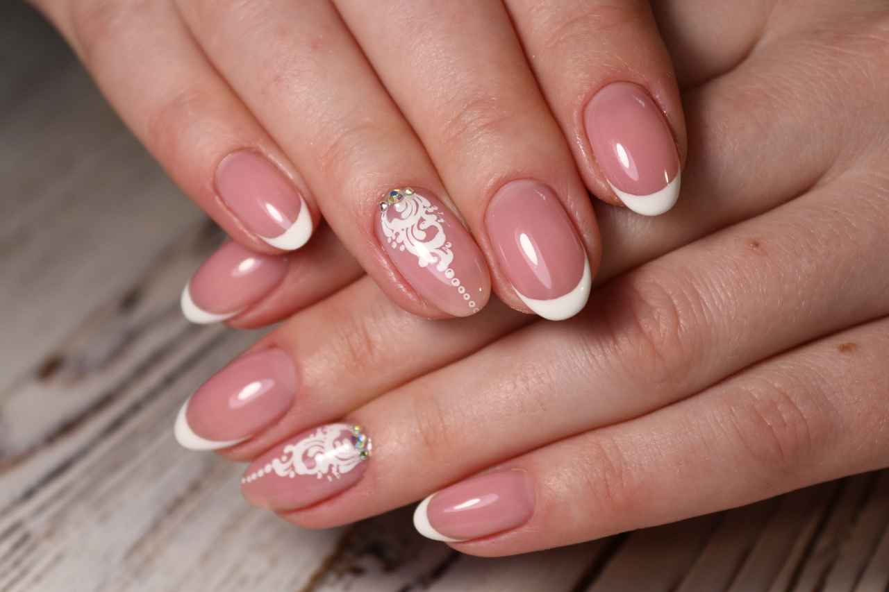 Manicure french con decorazioni · Cin cin Nail · Centro Estetico Milano Porta Garibaldi