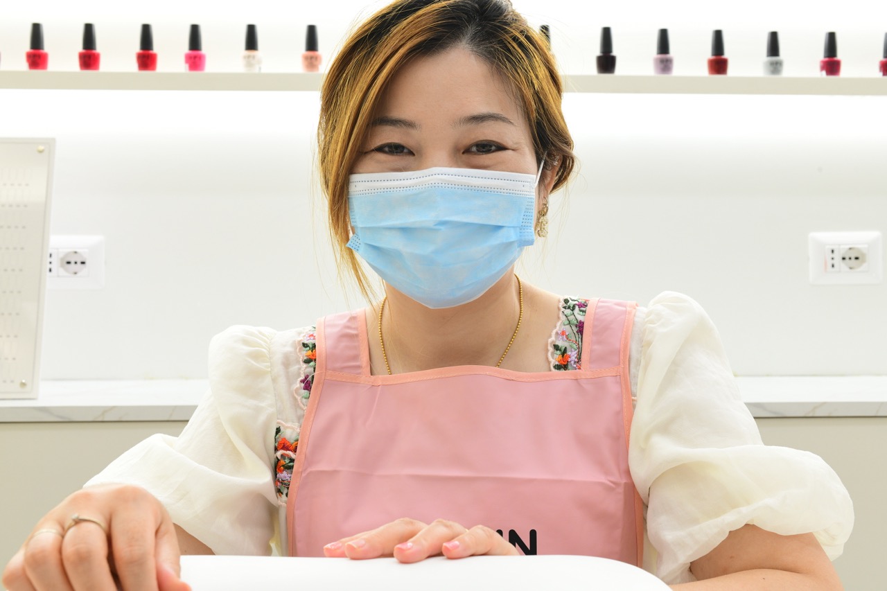 Nail artist al lavoro
